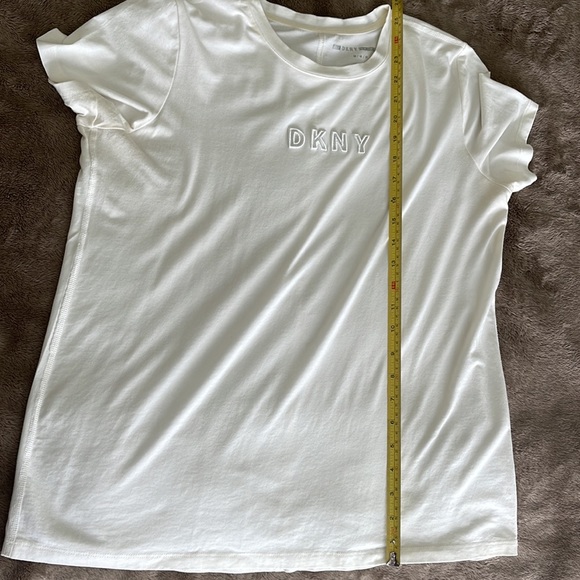💋SALE💋DKNY Off-White Short Sleeves T-shirt with Scoop Neck, DKNY Logo. Size M. - Picture 4 of 5